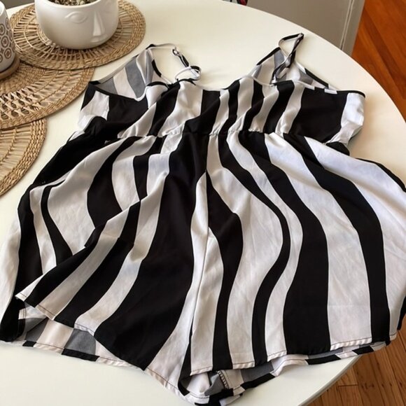 SHEIN Curve 2xl black/white striped romper - Picture 4 of 4